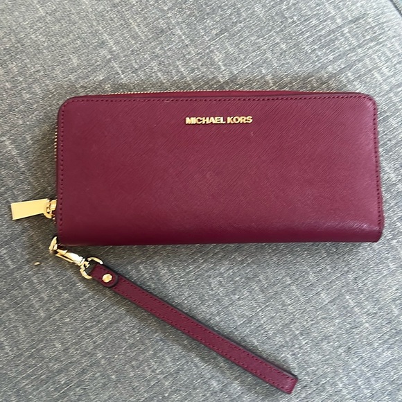 Michael Kors Jet Set Travel Large Continental Wallet with wrist strap - Picture 2 of 8
